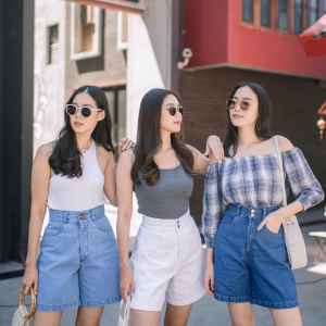 Sis story กางเกงยีนส์ ขาสั้น ขาบาน เอวสูง Sis028 Mika high-waisted wide-leg denim shorts - Blue/Dark Blue/White/Beige Linen